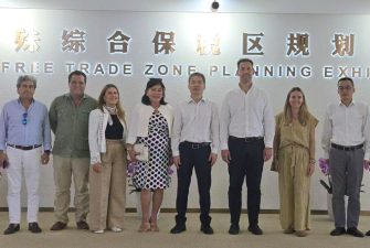 Leticia Chen visita a la zona franca de Shanghai china junto con CEO de Trops y CEO de agencia de aduana Bernardina